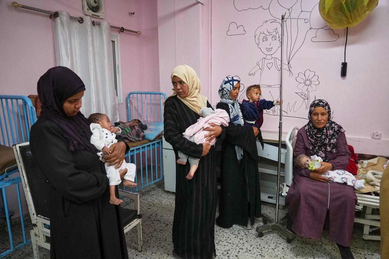 Mamor med sina barn på en klinik för undernärda i Khan Younis i Gaza. Bilden är tagen i maj. Foto: Abdel Kareem Hana/AP/TT