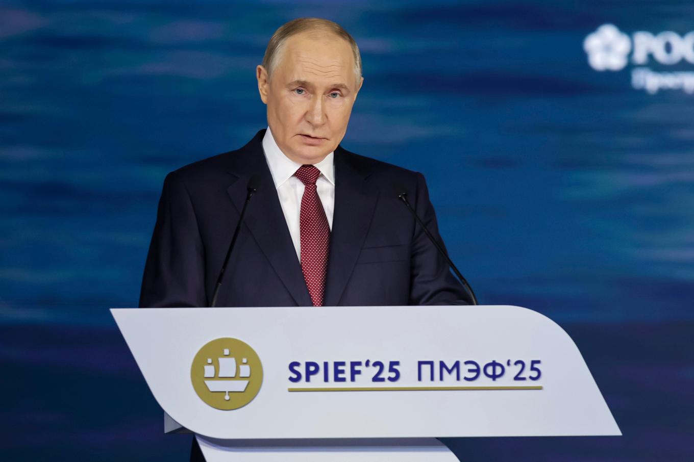 Rysslands president Vladimir Putin talar vid ett internationellt ekonomiskt forum i S:t Petersburg. Foto: Vyacheslav Viktorov/AP/TT