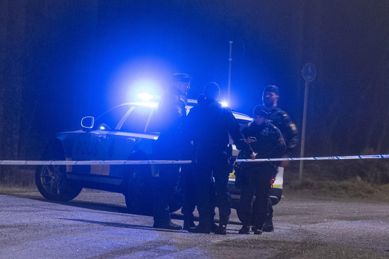 Polis på plats vid en av skottlossningarna i Hölö. Arkivbild. Foto: Roger Vikström/TT