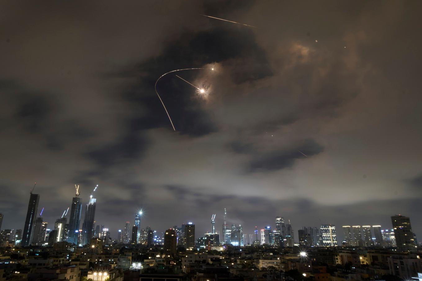 Israeliskt luftvärn bekämpar iranska robotar över Tel Aviv under natten mot lördagen. Foto: Leo Correa/AP/TT