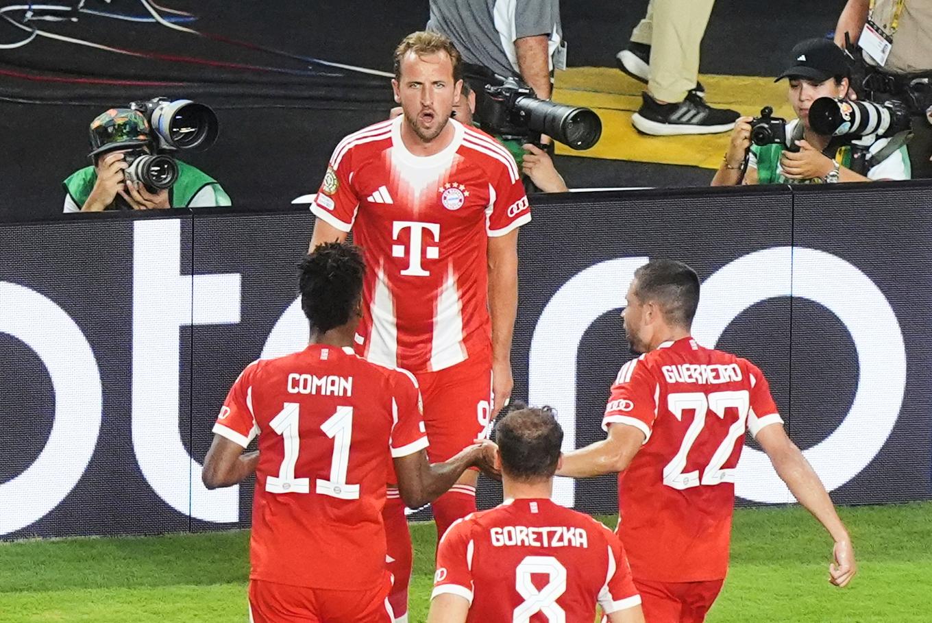 Harry Kane firar med sina lagkamrater efter sitt 1–0-mål mot Boca Juniors. Foto: Marta Lavandier/AP/TT