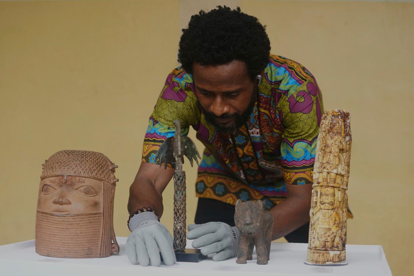 Fyra så kallade Beninbronser vid överlämningsceremoni i Lagos på lördagen. Foto: Sunday Alamba/AP/TT