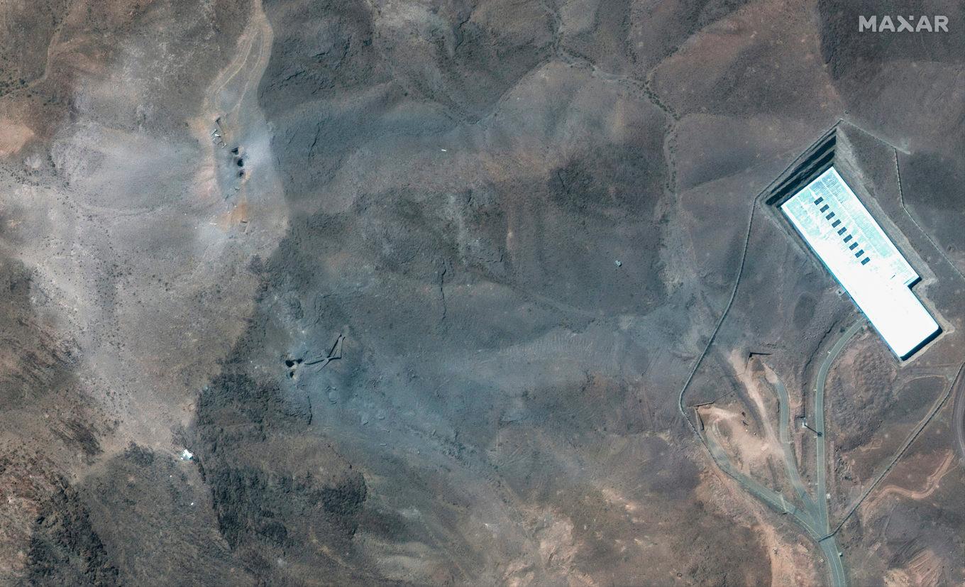 Satellitbilder som visar anrikningsanläggningen Fordo efter USA:s attacker. Kratrar syns till vänster i bild. Foto: Maxar Technologies via AP/TT