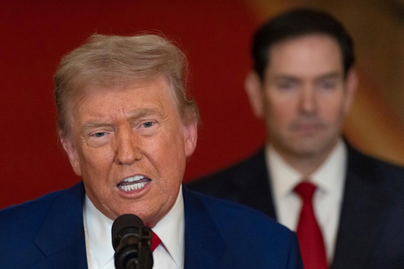 Donald Trump höll ett direktsänt tal från Vita huset tidigt på söndagsmorgonen svensk tid, i bakgrunden lyssnar utrikesminister Marco Rubio. Foto: Carlos Barria/AP/TT