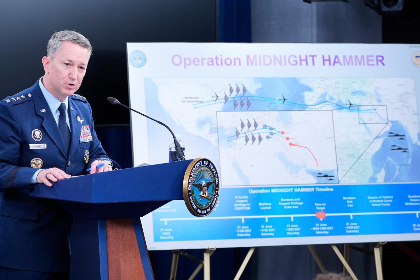 USA:s toppgeneral Dan Caine framför en redovisning för attacken, som gick under namnet "Midnight hammer". Foto: Alex Brandon/AP/TT