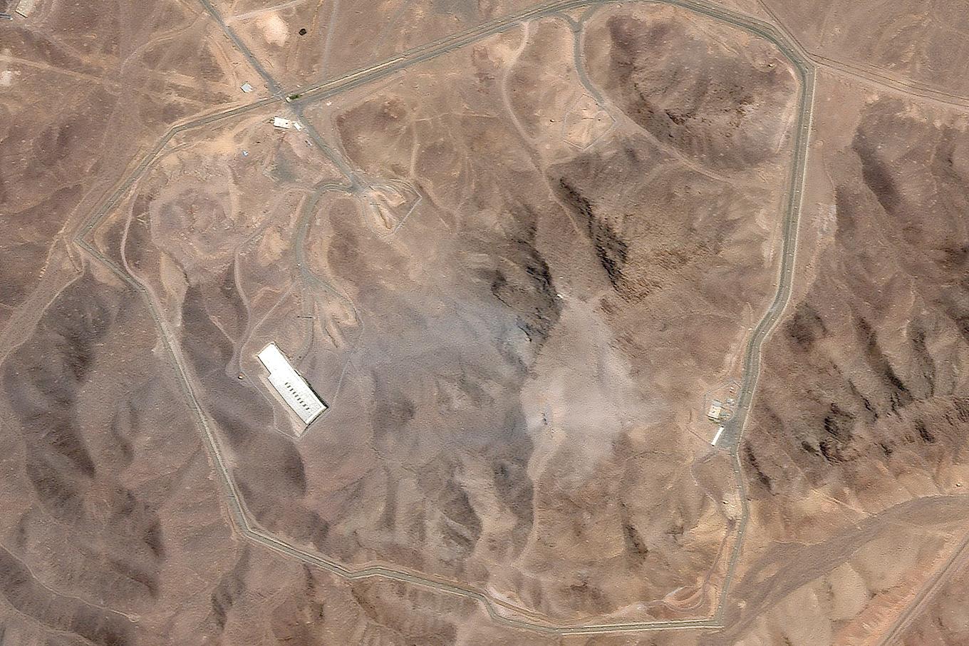 Satellitbilder från Planet Labs PBC visar anläggningen Fordo efter USA:s attacker. Foto: Planet Labs PBC/AP/TT