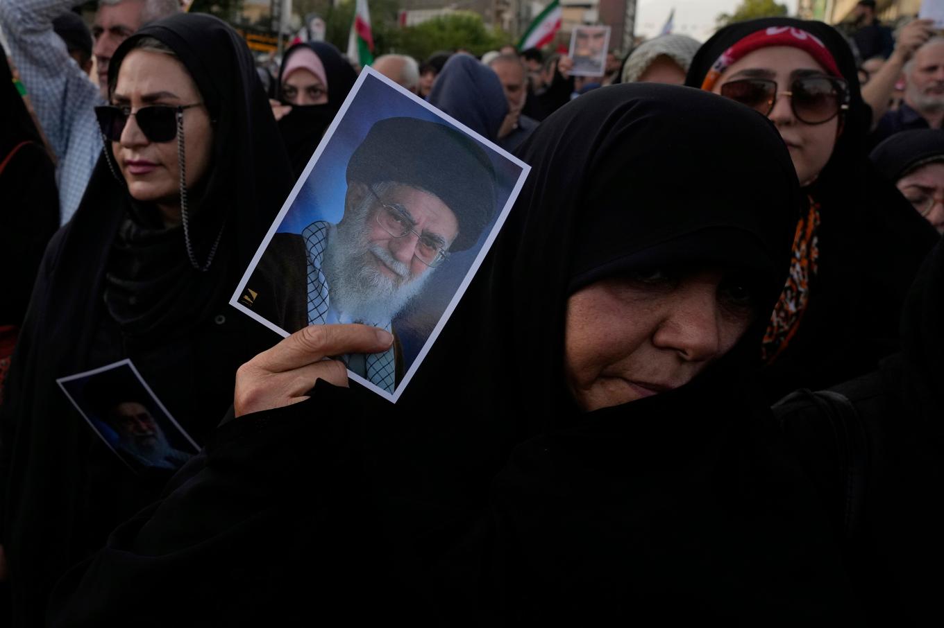 Irans högste ledare Ali Khamenei på porträtt som hålls ut vid en demonstration i Teheran på söndagen. Foto: Vahid Salemi/AP/TT