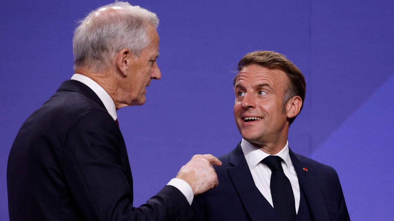 Norges statsminister Jonas Gahr Støre och Frankrikes president Emmanuel Macron under en gemensam presskonferens pǻ måndagskvällen. Foto: Odd Andersen/AFP