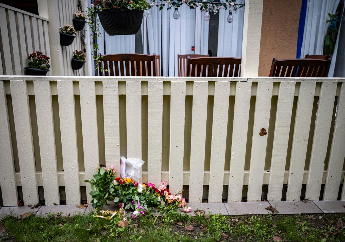 Blommor utanför den lägenhet i Malmö där en man i 50-årsåldern sköts till döds i oktober 2024. Arkivbild. Foto: Johan Nilsson/TT