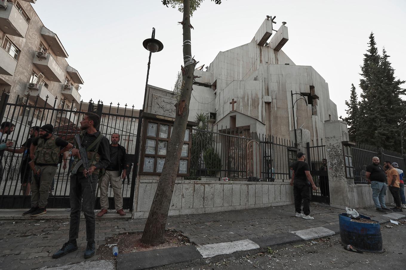 Syriska säkerhetsstyrkor vaktar S:t Elias-kyrkan efter söndagens terrordåd. Foto: Omar Sanadiki/AP/TT