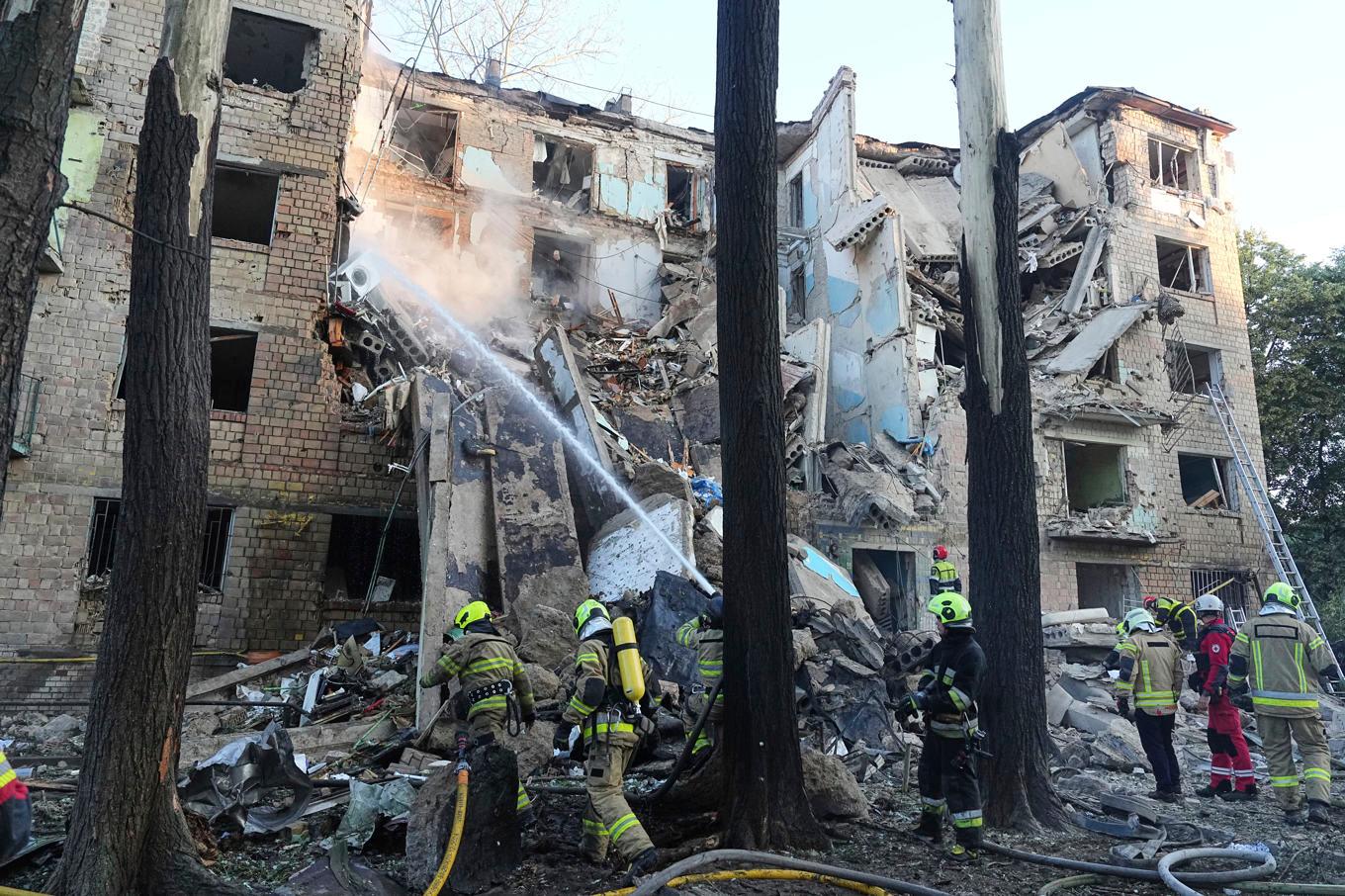 Bostadshus har delvis förstörts under nattens attacker mot ukrainska Kiev. Foto: Efrem Lukatsky/AP/TT