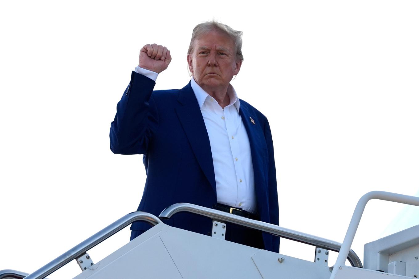 USA:s president Donald Trump på väg ombord på planet som tar honom till Europa. Foto: Alex Brandon/AP/TT