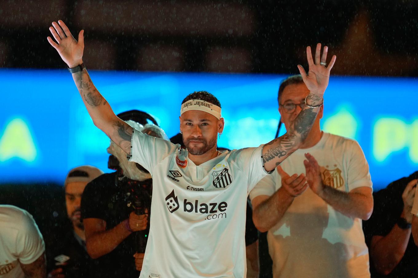 Neymar hyllades stort av Santos-supportrarna när han återvände till klubben i februari i år. Foto: Andre Penner/AP/TT