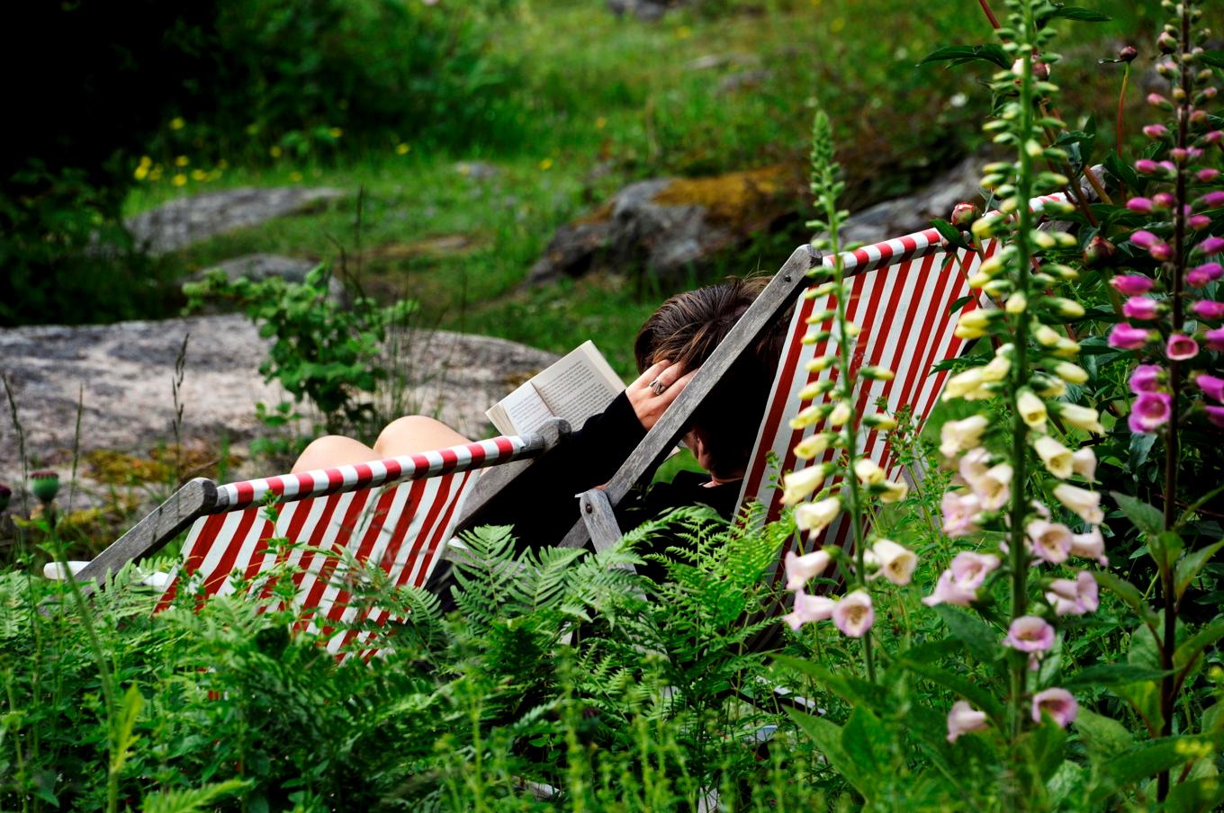 Kvinnor läser mer än män, och lyssnar också mer på ljudböcker. Arkivbild. Foto: Hasse Holmberg/TT
