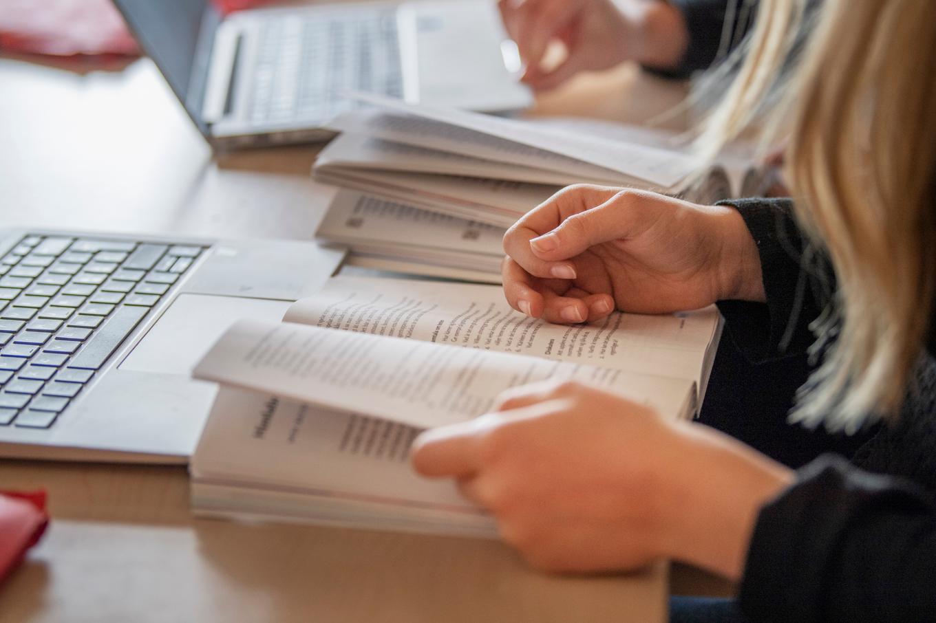 Tidiga stödinsatser kan minska risken för att lässvårigheterna får negativa effekter på elevernas möjligheter att lyckas i skolan. Arkivbild. Foto: Viktoria Bank/TT