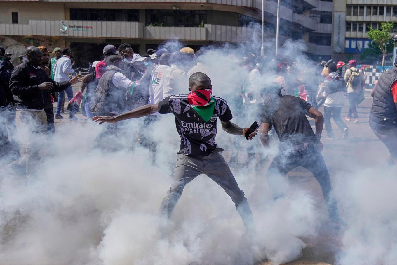 Demonstranter skingras när polisens skjuter tårgas i centrala Nairobi på onsdagen. Foto: Brian Inganga/AP/TT