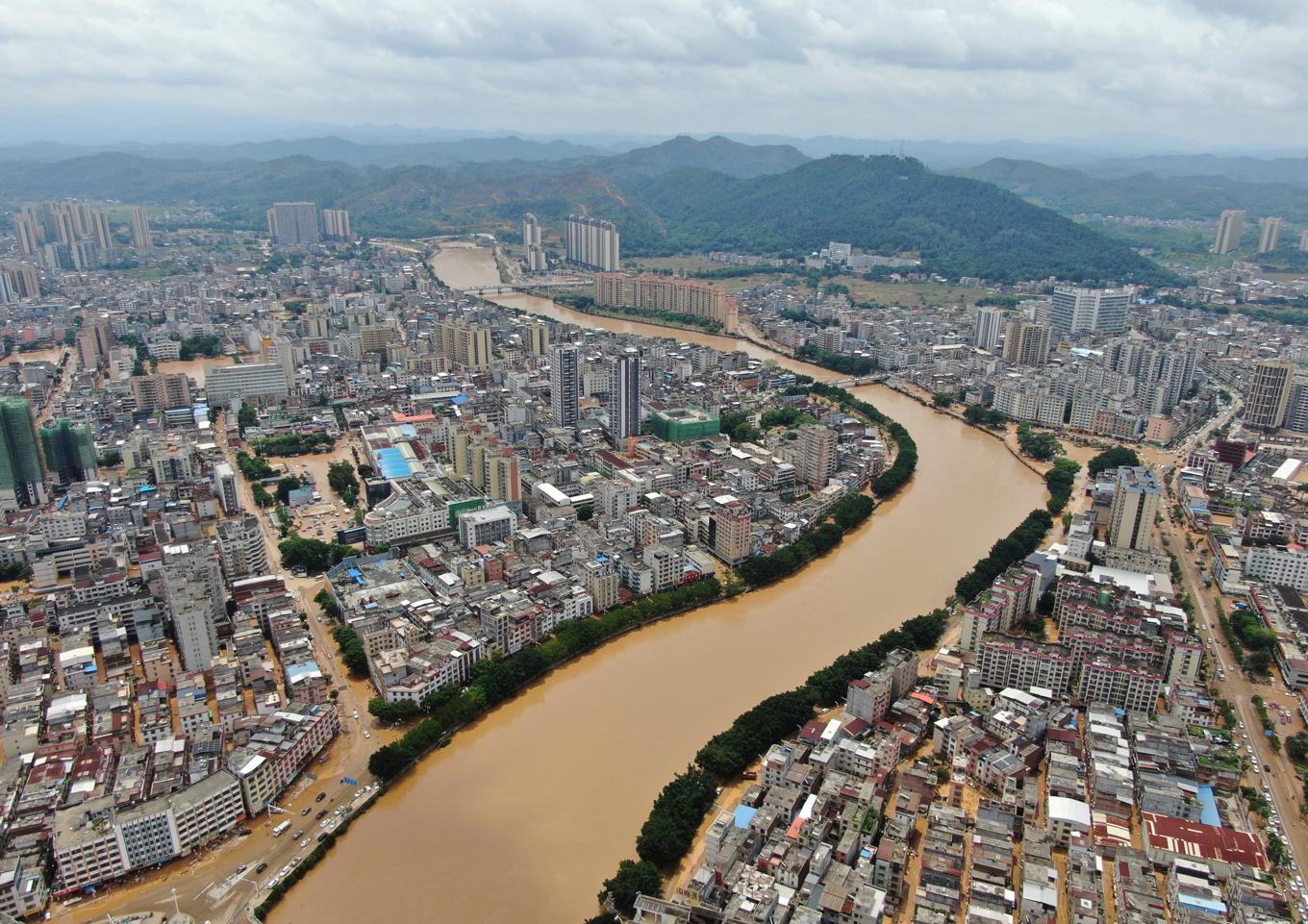 På en bild från statliga nyhetsbyrån Xinhua syns omfattande översvämningar i provinsen Guangdong förra veckan. Foto: Deng Hua/AP/TT