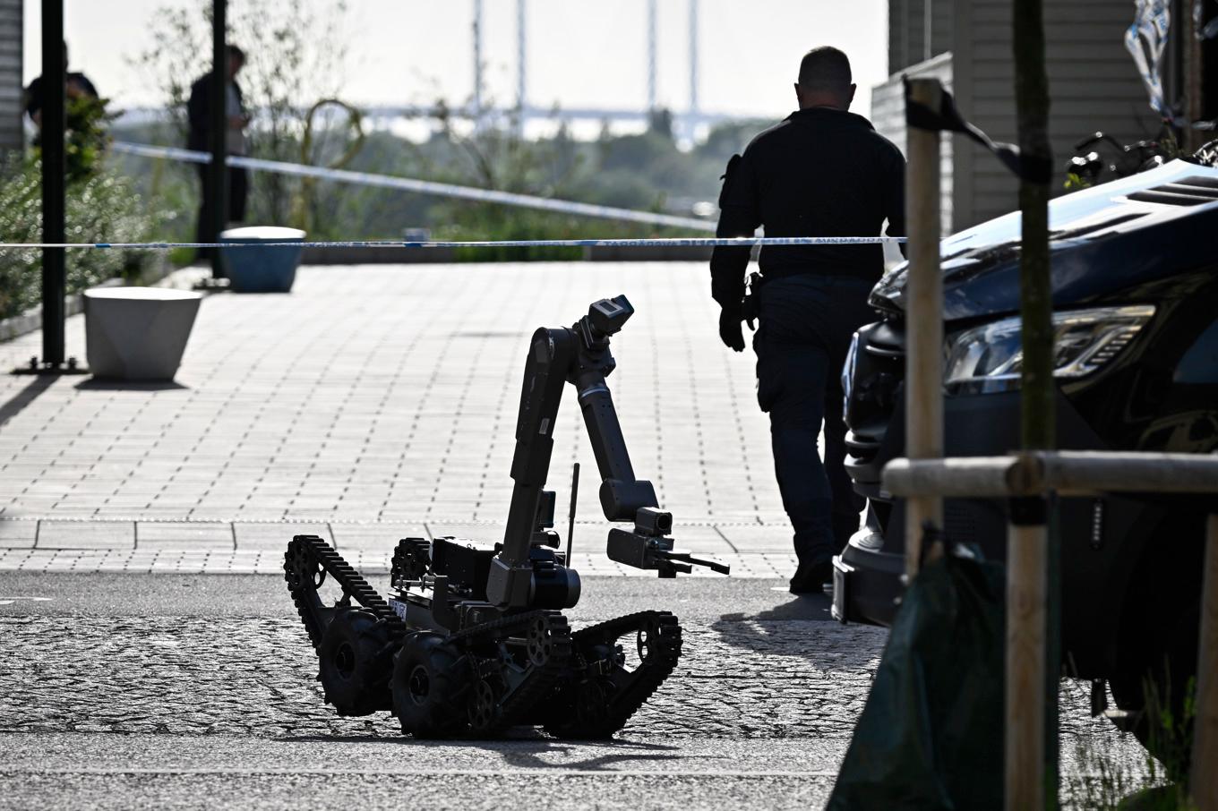 Polisens bombrobot i aktion i Hyllie i Malmö på onsdagseftermiddagen efter ett larm om en explosion. Foto: Johan Nilsson/TT
