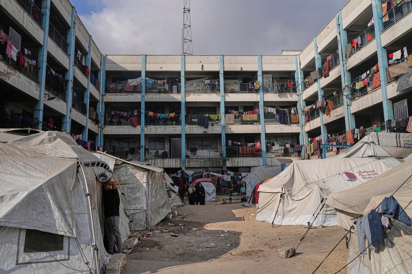 Ett tillfälligt boende i en skola i staden Gaza, dit många palestinier som flytt sina hem i det krigshärjade området sökt sig. Foto: Jehad Alshrafi/AP/TT
