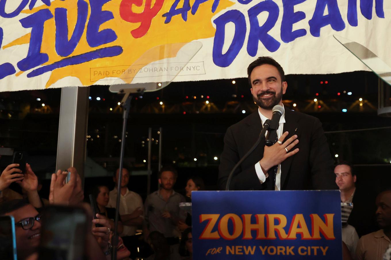 Den demokratiske borgmästarkandidaten i New York, Zohran Mamdani, på sin valvaka. Foto: Heather Khalifa/AP/TT