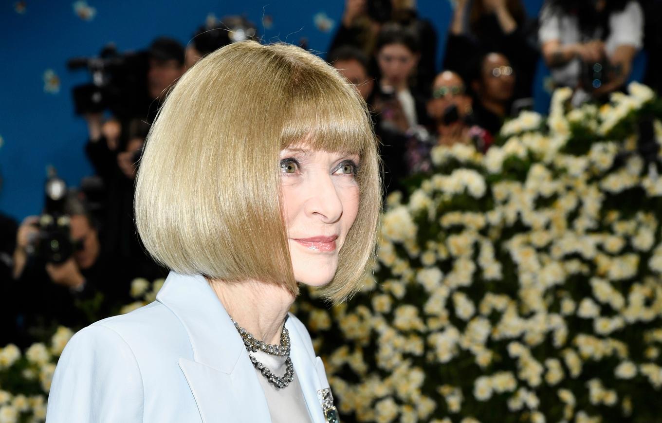 Anna Wintour slutar som chefredaktör på Vogue. Här på röda mattan under Met-galan tidigare i år. Foto: Evan Agostini/AP/TT