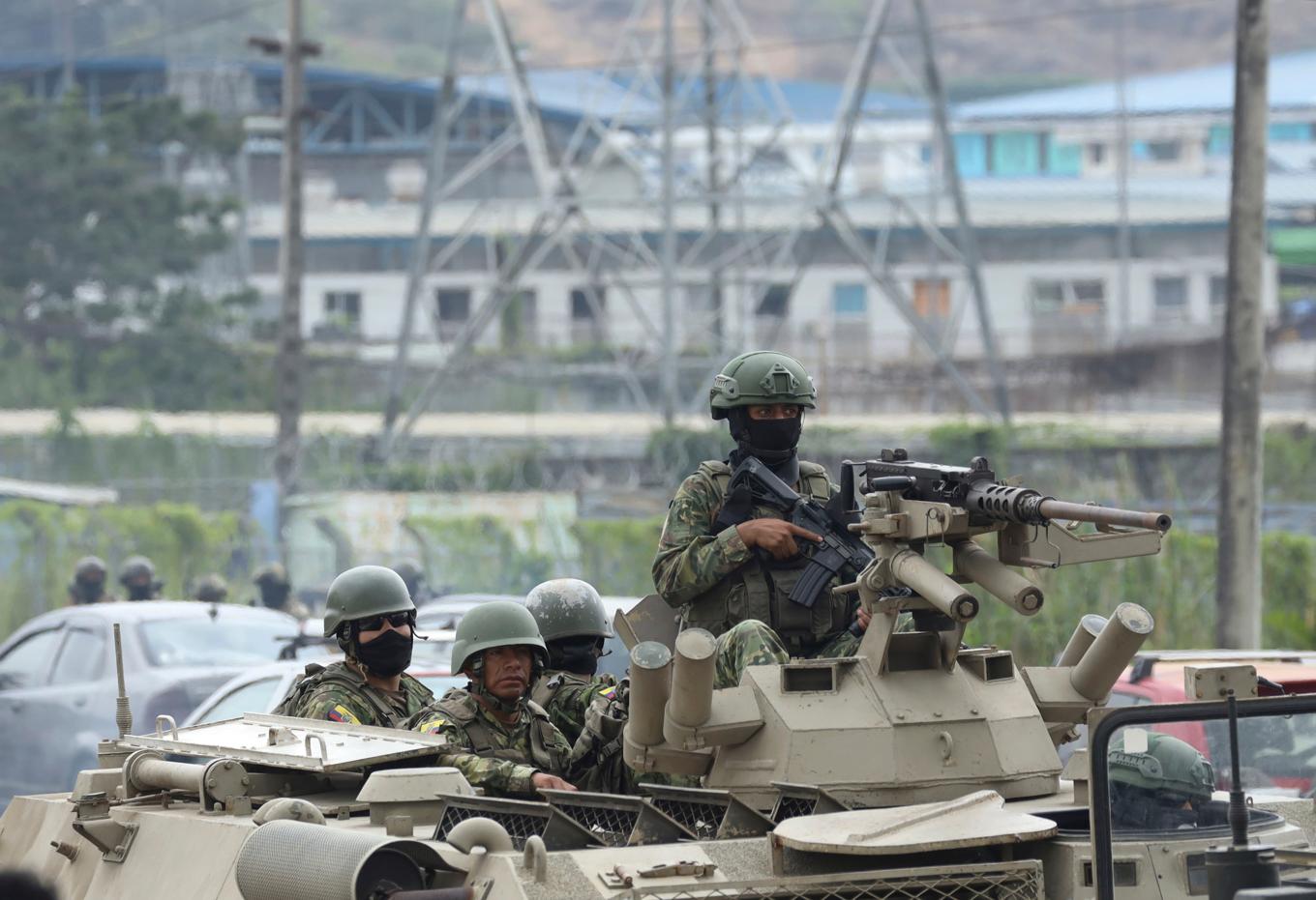 Soldater vid en vägspärr i Guayaquil i samband med våldsvågen i januari i fjol. Foto: Cesar Munoz/AP/TT