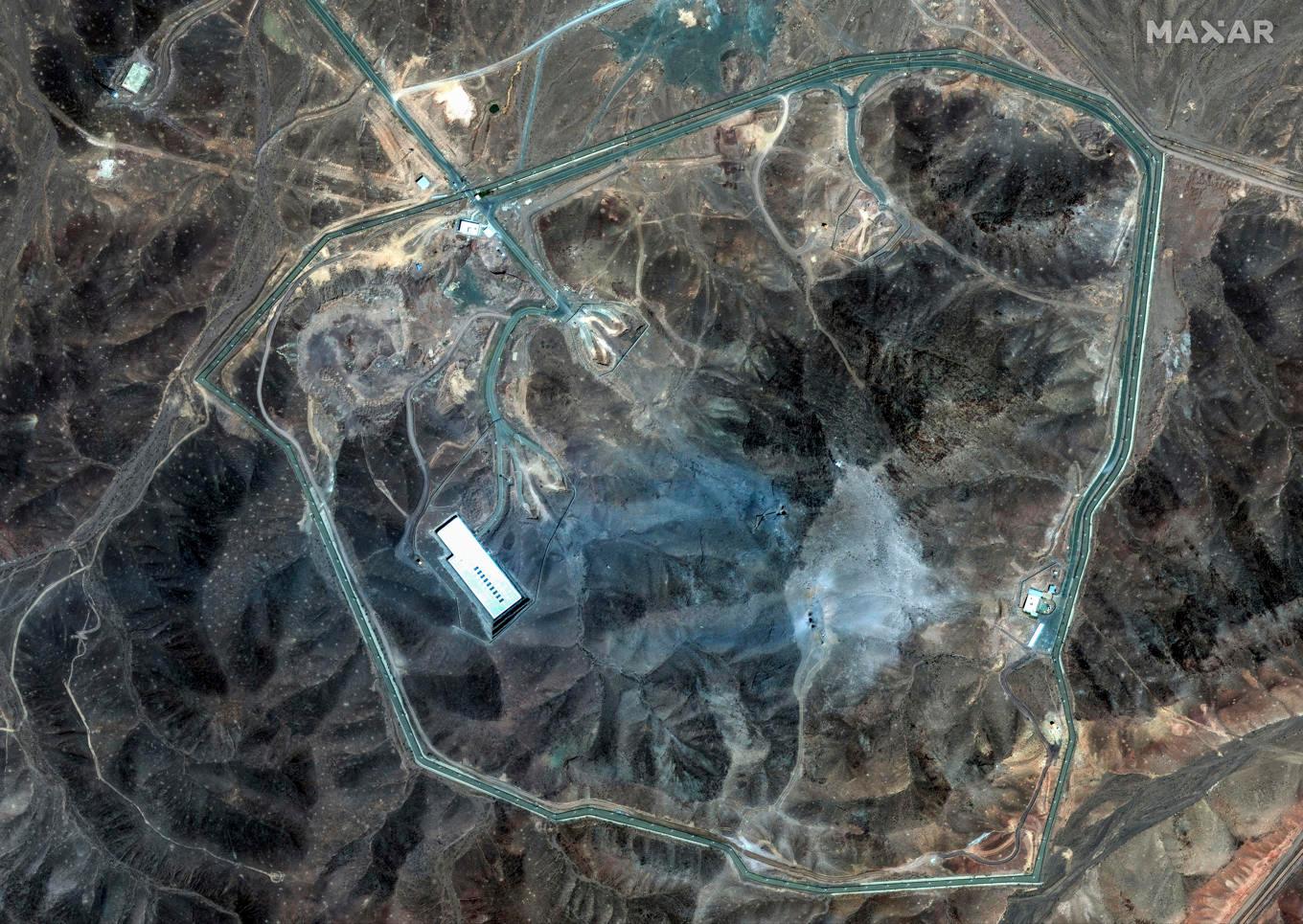 Satellitbild som visar skadorna vid anrikningsanläggningen Fordo i Iran efter USA:s attacker i helgen. Foto: Maxar Technologies via AP/TT