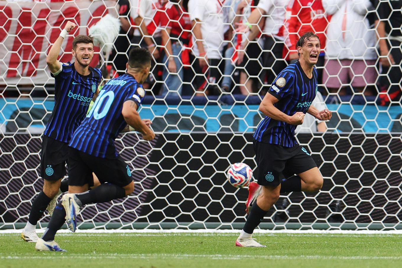 Inters Francesco Pio Esposito firar efter att ha gjort matchens första mål i 2–0-vinsten mot River Plate. Foto: Ryan Sun/AP/TT
