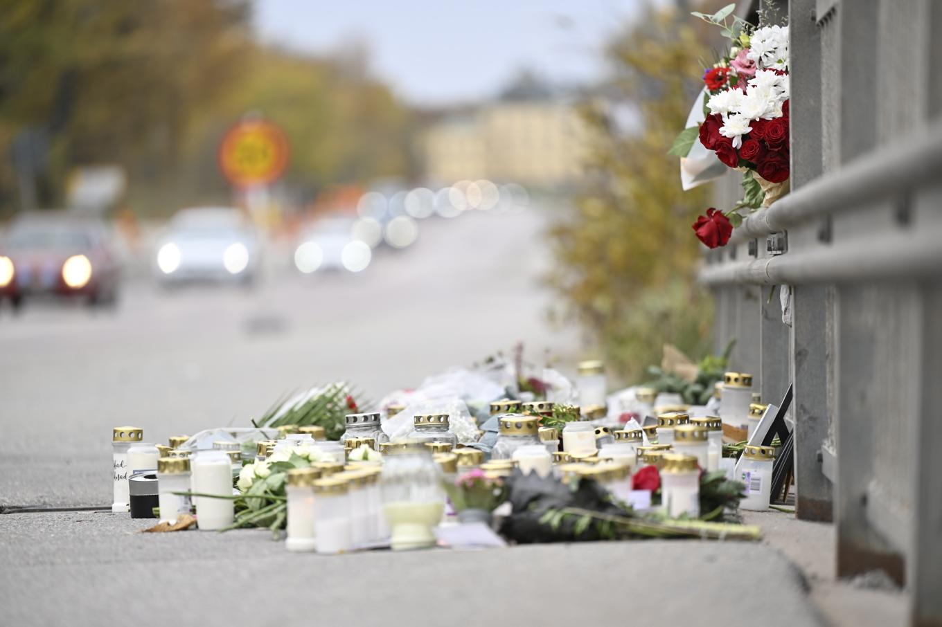 Blommor och ljus vid platsen där en tonårspojke körts ihjäl på Nockebybron mellan Ekerö och Bromma i västra Stockholm. Arkivbild. Foto: Henrik Montgomery/TT
