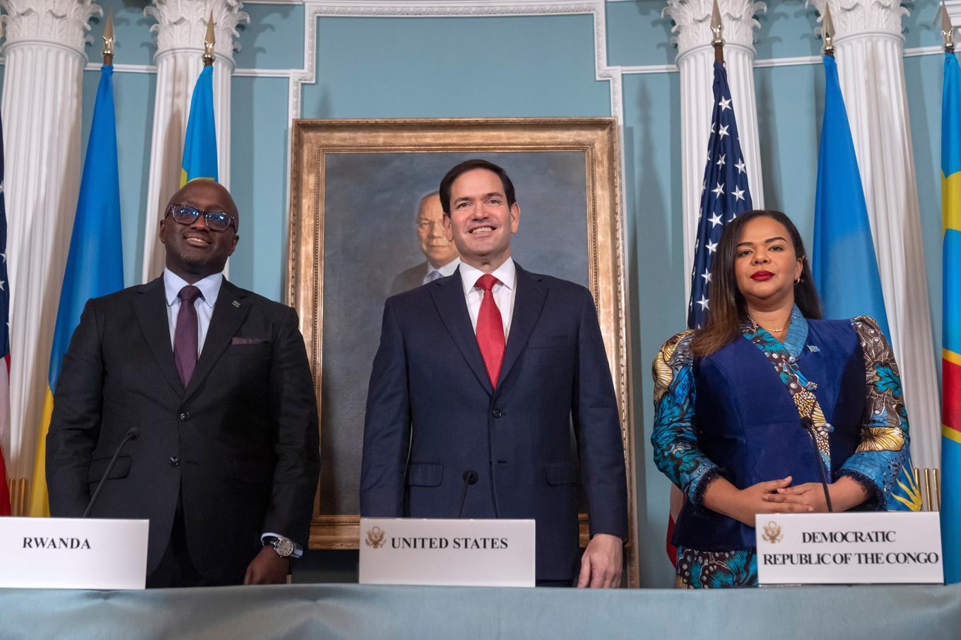 USA:s utrikesminister Marco Rubio, i mitten, med Rwandas respektive Kongo-Kinshasas utrikesministrar. Foto: Mark Schiefelbein/AP/TT