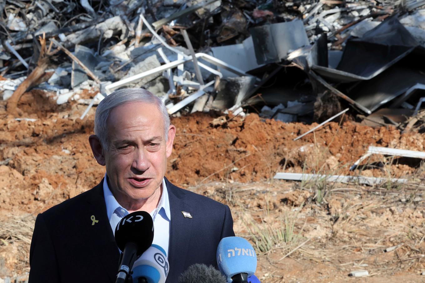 Israels premiärminister Benjamin Netanyahu framför lärosätet Weizmann Institute of Science sydost om Tel Aviv som träffades av iranska bomber under förra fredagen. Foto: Jack Guez/AP/TT