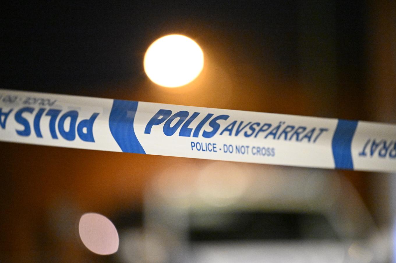 Polisen utreder en skottlossning i ett flerbostadshus och har spärrat av för undersökning. Arkivbild. Foto: Johan Nilsson/TT