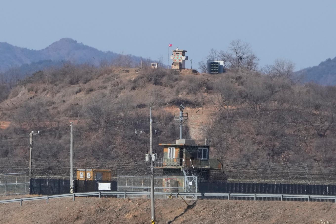 Militära vaktposter vid gränsen mellan Nordkorea och Sydkorea. Arkivbild. Foto: Ahn Young-Joon/AP/TT