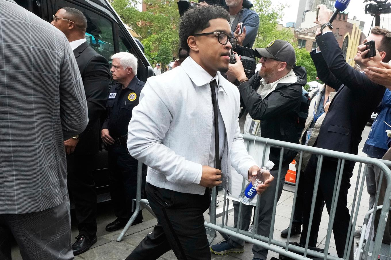Justin Dior Combs anländer vid rättegången för hans far Sean "Diddy" Combs 13 maj, 2025. En ny stämningsansökan som inkluderar Justin Combs anklagar honom och fadern för gruppvåldtäkt. Arkivbild. Foto: Richard Drew/AP/TT