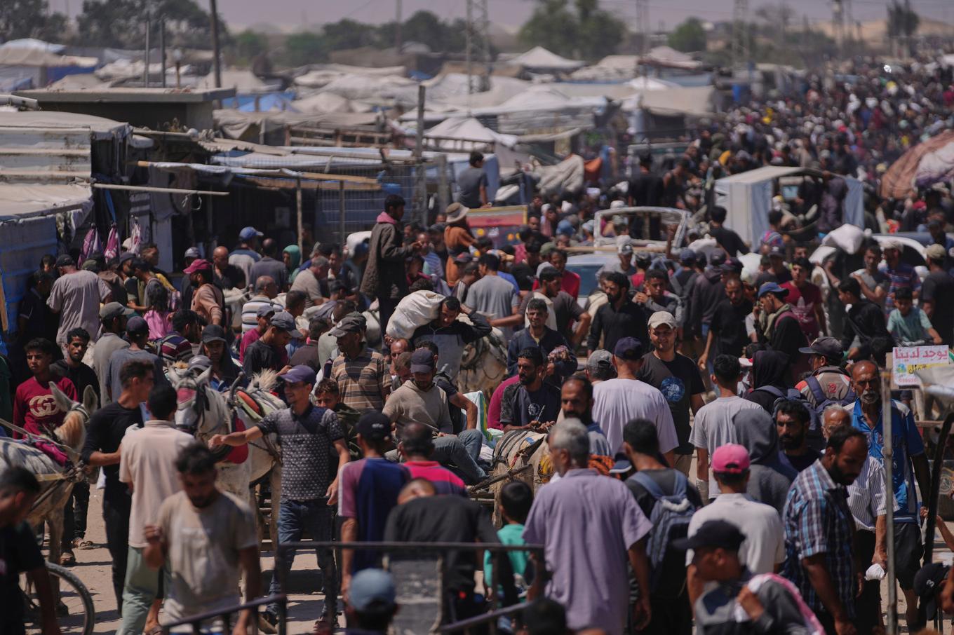 Folksamlingar uppstår ofta när hungrande palestinier söker sig till hjälpstationer för förnödenheter. Bild från närheten av en hjälpstation i Rafah, södra Gaza, i onsdags. Foto: Abdel Kareem Hana/AP/TT