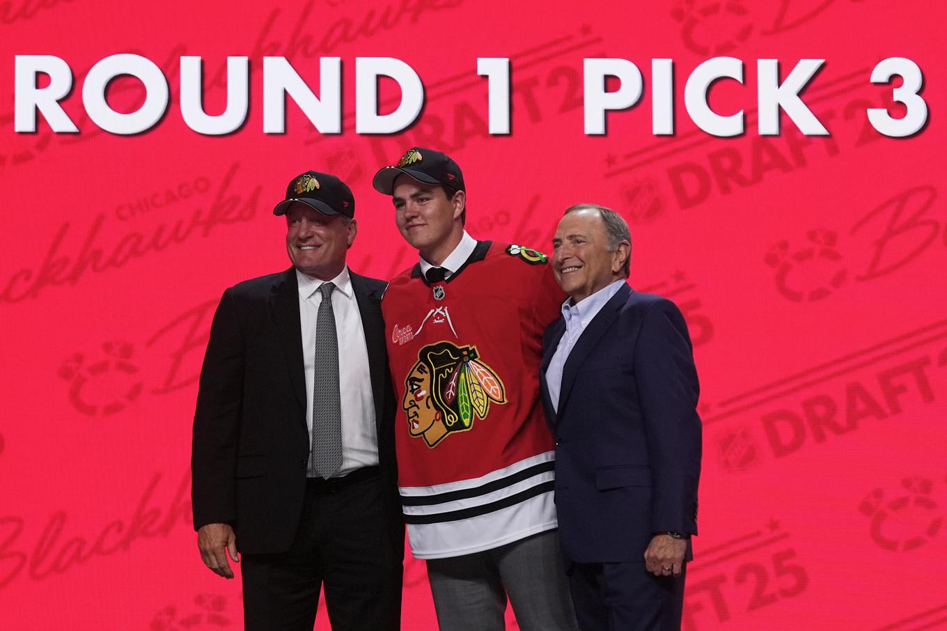 Anton Frondell gratuleras av förra Chicago-stjärnan Jeremy Roenick och NHL-chefen Gary Bettman. Foto: Damian Dovarganes/AP/TT