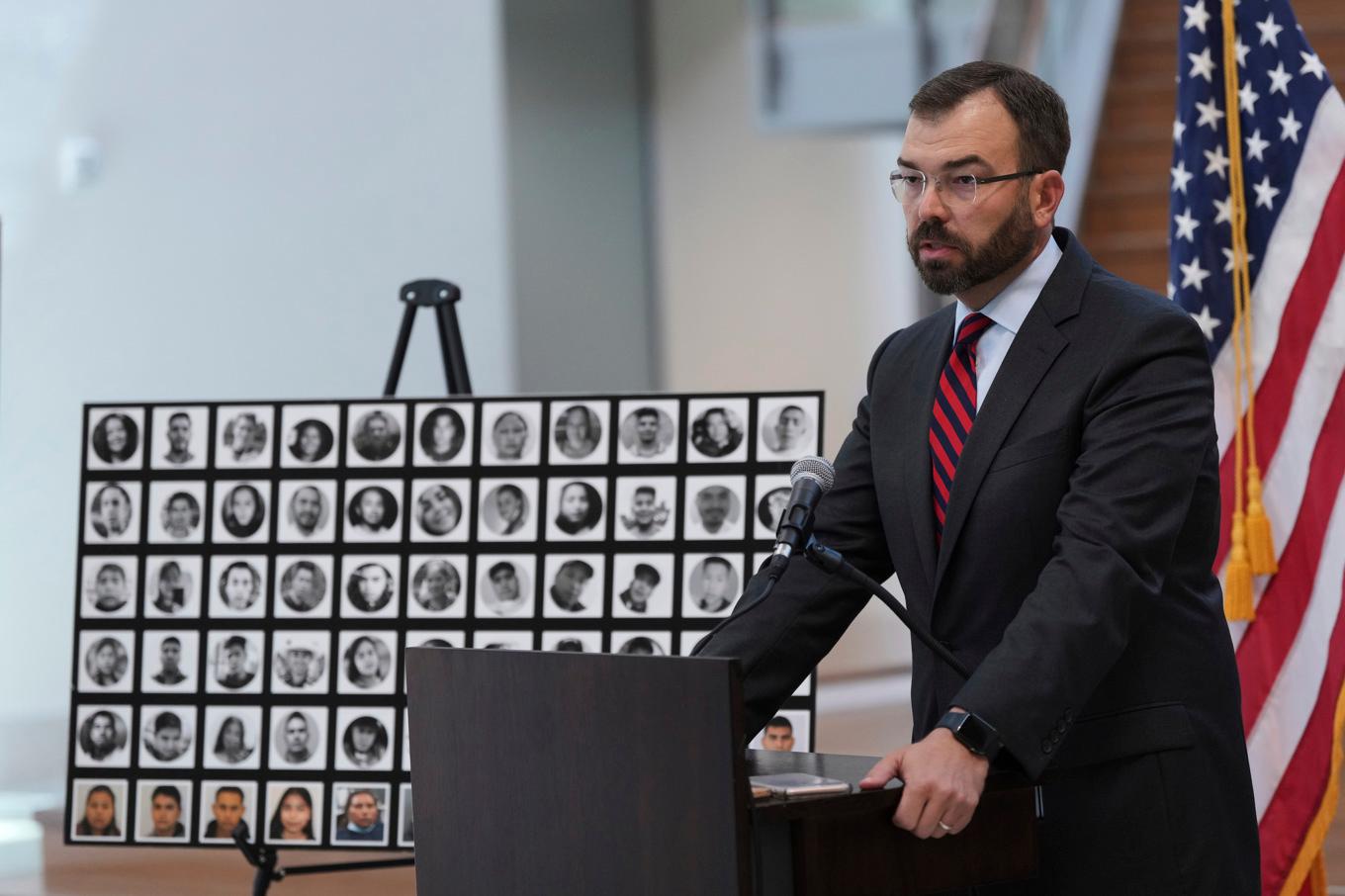 Bilder på offren för människorsmugglarna visas av en distriktsåklagare i Texas. Foto: Eric Gay/AP/TT