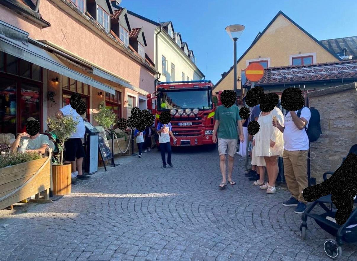 En brandbil försöker att ta sig fram på Visbys trånga gator. Snart kan AI hjälpa brandbilar att bättre ta sig fram. Foto: Henrik Johansson/Räddningstjänsten Gotland