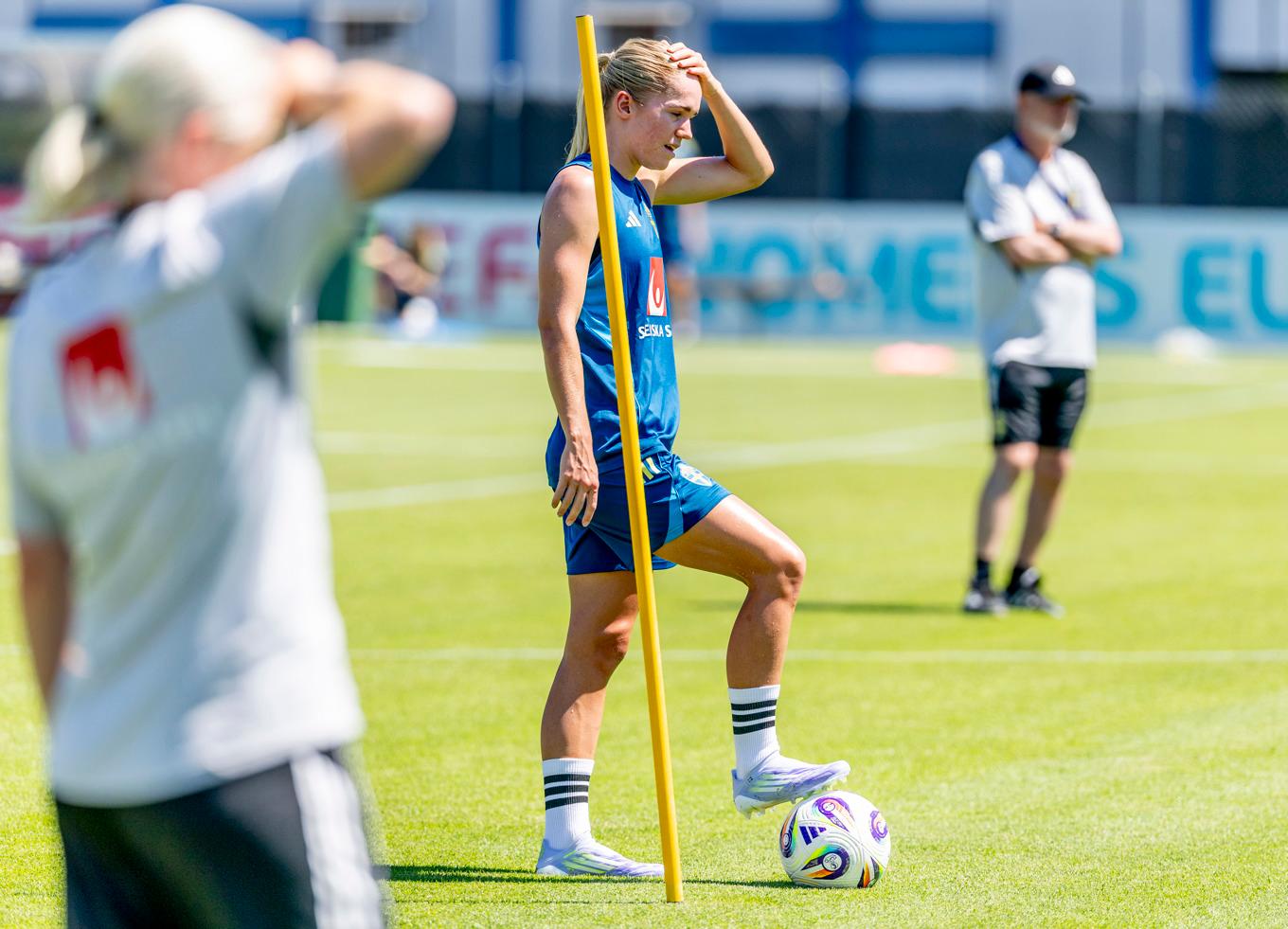 Hanna Lundkvist under söndagens träning i Cham, det svenska fotbollslandslagets första pass på plats i Schweiz, inför damernas fotbolls-EM i Schweiz. Foto: Adam Ihse/TT