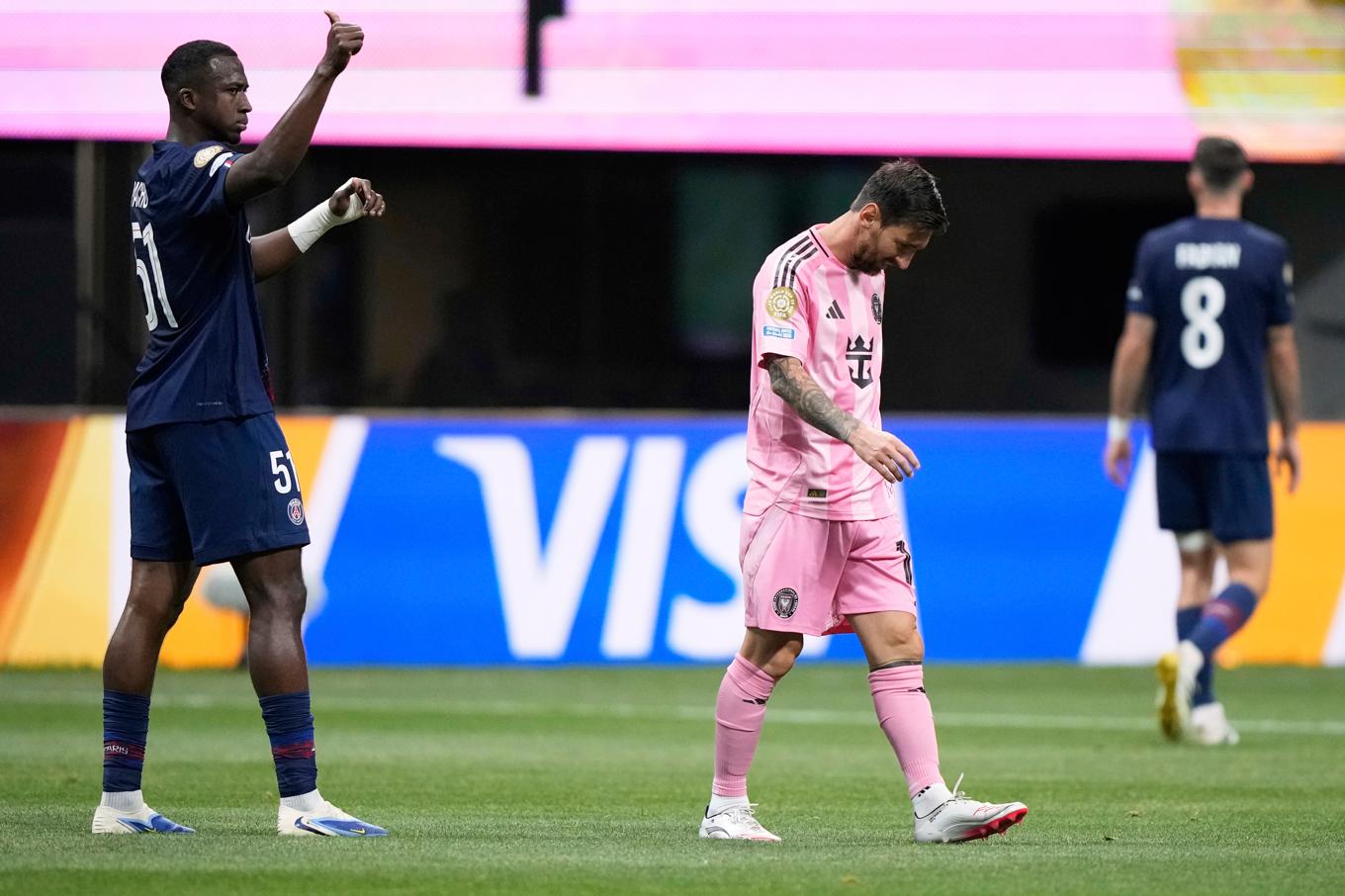 Lionel Messi deppar under matchen mot PSG i klubblags-VM. Foto: Brynn Anderson/AP/TT