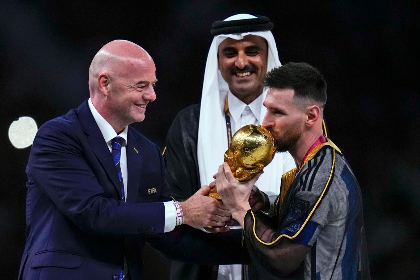 Argentinas Lionel Messi med pokalen efter VM-guldet i Qatar 2022. Arkivbild. Foto: Manu Fernandez/AP/TT