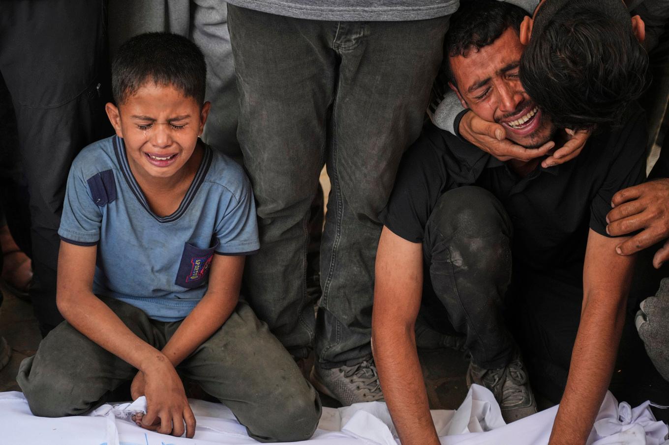 Släktingar sörjer en anhörig som dödats i israeliska angrepp i Gaza stad under lördagen. Foto: Jehad Alshrafi/AP/TT