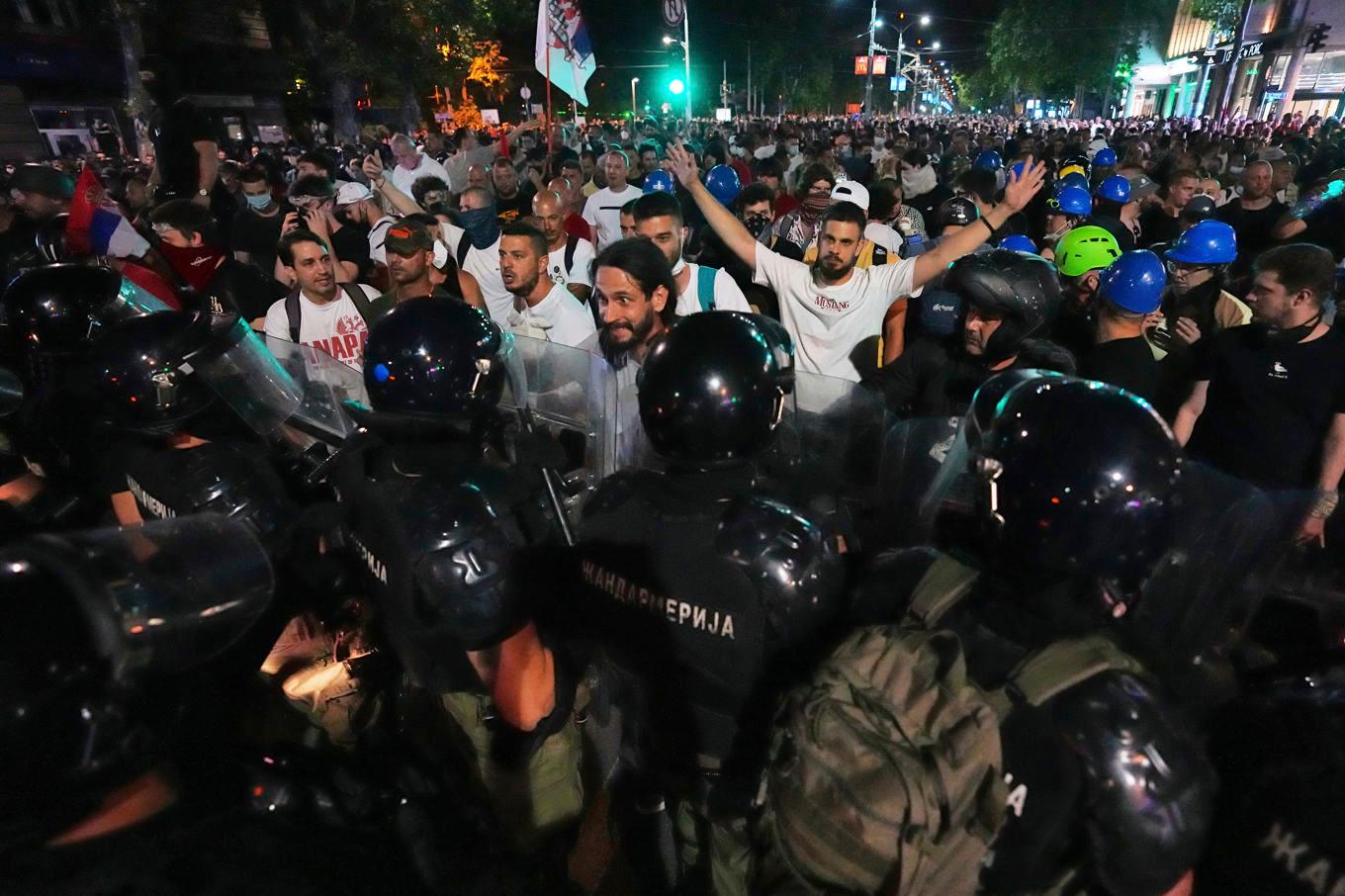 Kravallpolis sattes in mot demonstranterna i Belgrad på lördagen. Foto: Darko Vojinovic/AP/TT