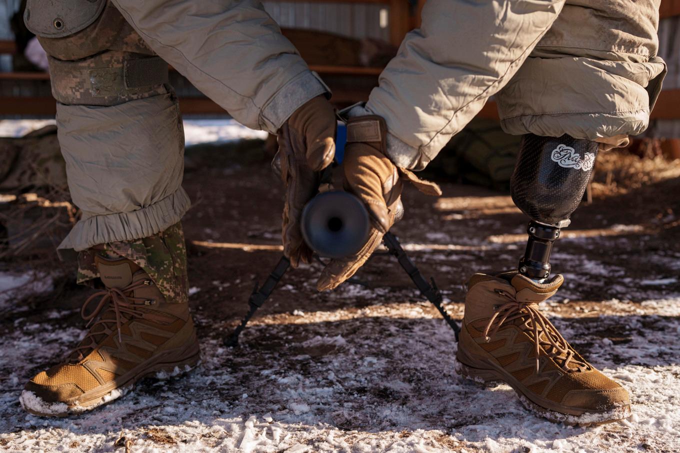 Ukrainsk soldat som förlorat ett ben efter att ha trampat på en mina. Bild från träning nära Kiev, i februari i år. Foto: Evgeniy Maloletka/AP/TT