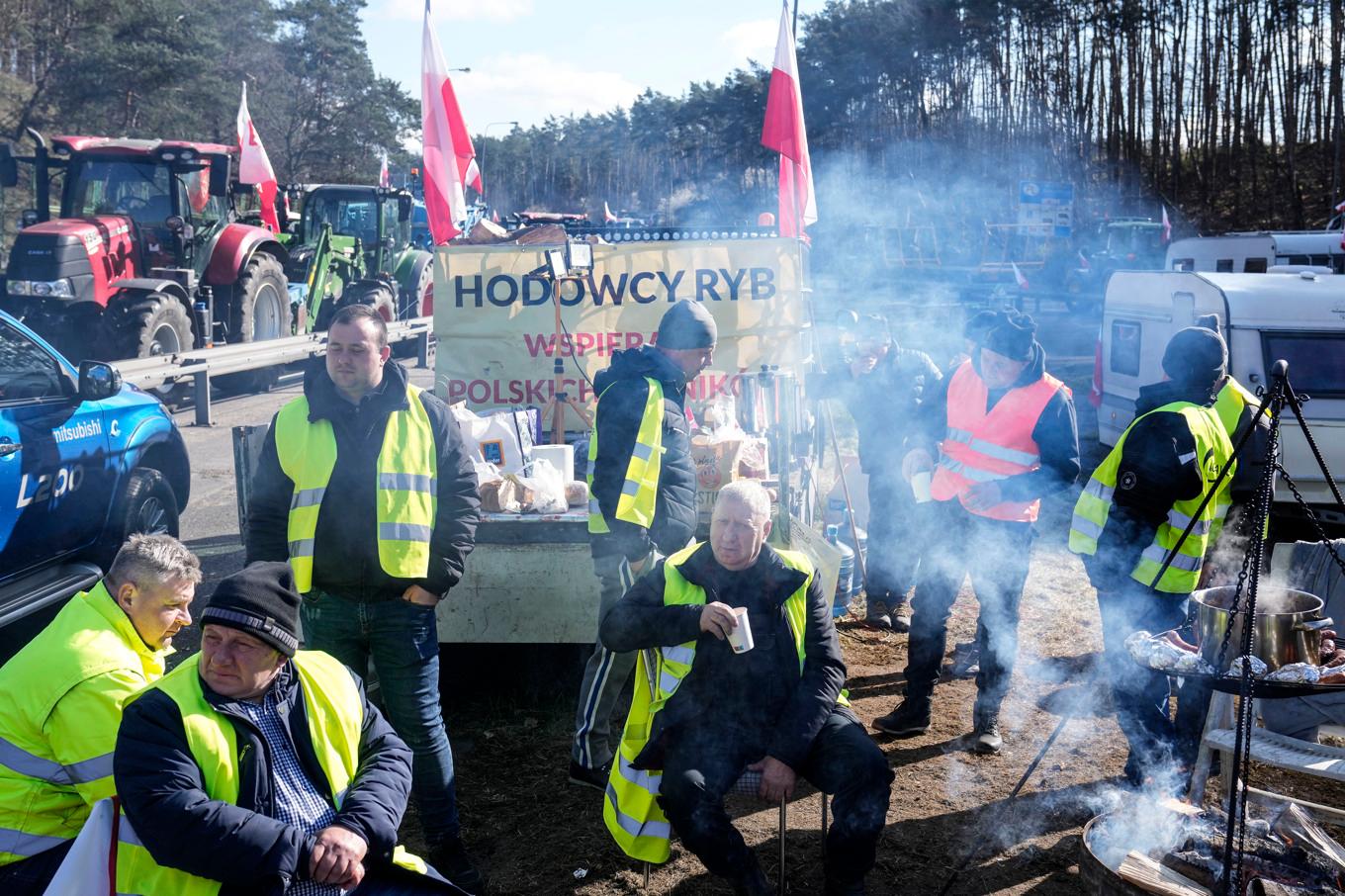Polska jordbrukare under en protest mot importen från Ukraina i mars i fjol. Arkivfoto. Foto: Ebrahim Noroozi/AP/TT