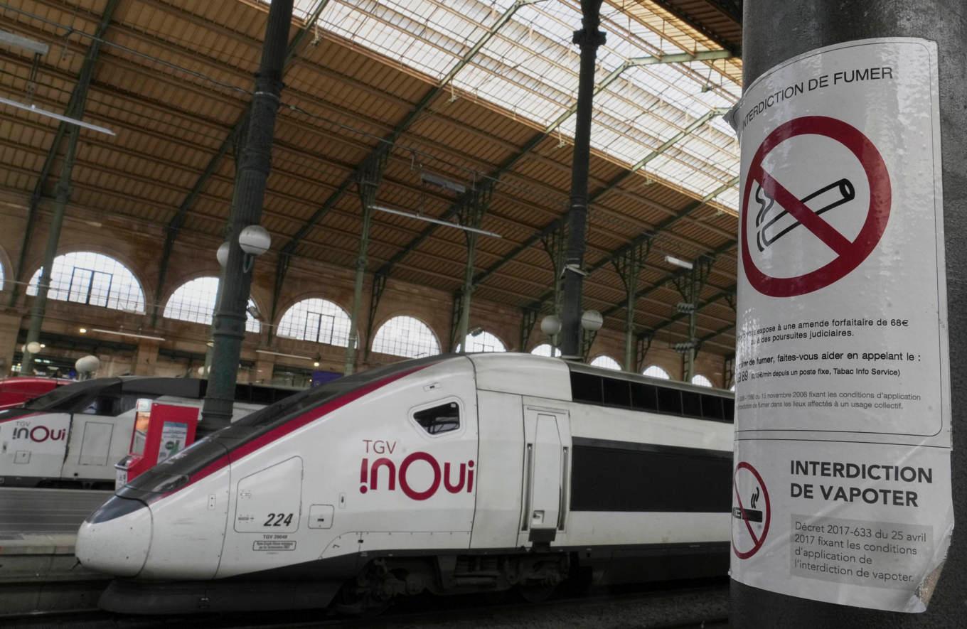 En skylt med rökförbud på en tågstation i Paris. Foto: Michel Euler/AP/TT
