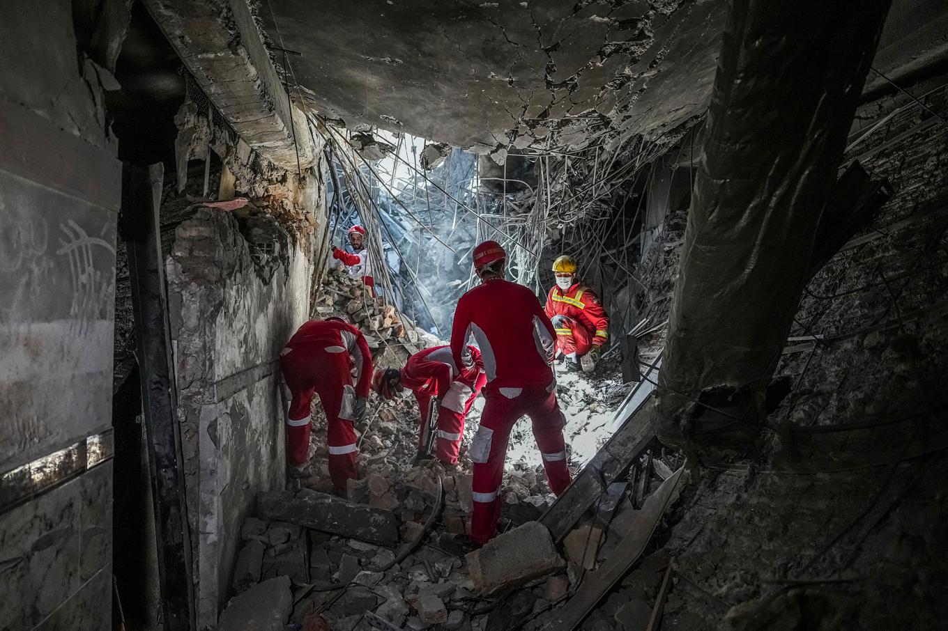 Räddningspersonal söker igenom skadade delar av det ökända iranska Evinfängelset i Teheran. Arkivbild. Foto: Mostafa Roudaki/AP/TT