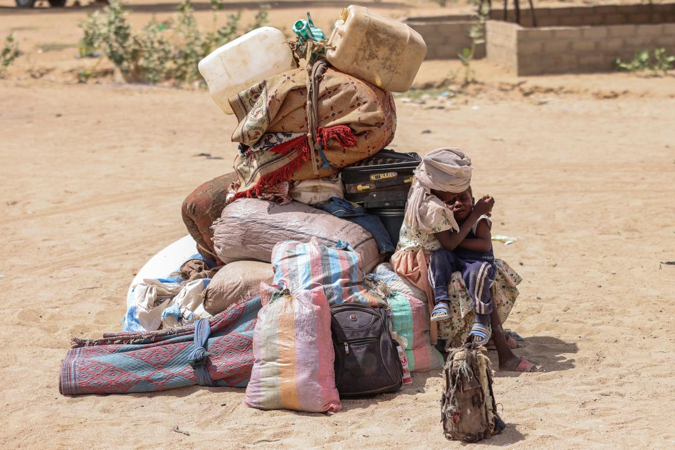 Flyktingar på gränsen mellan Sudan och Tchad. Bild från maj i år. Foto: Caitlin Kelly/AP/TT