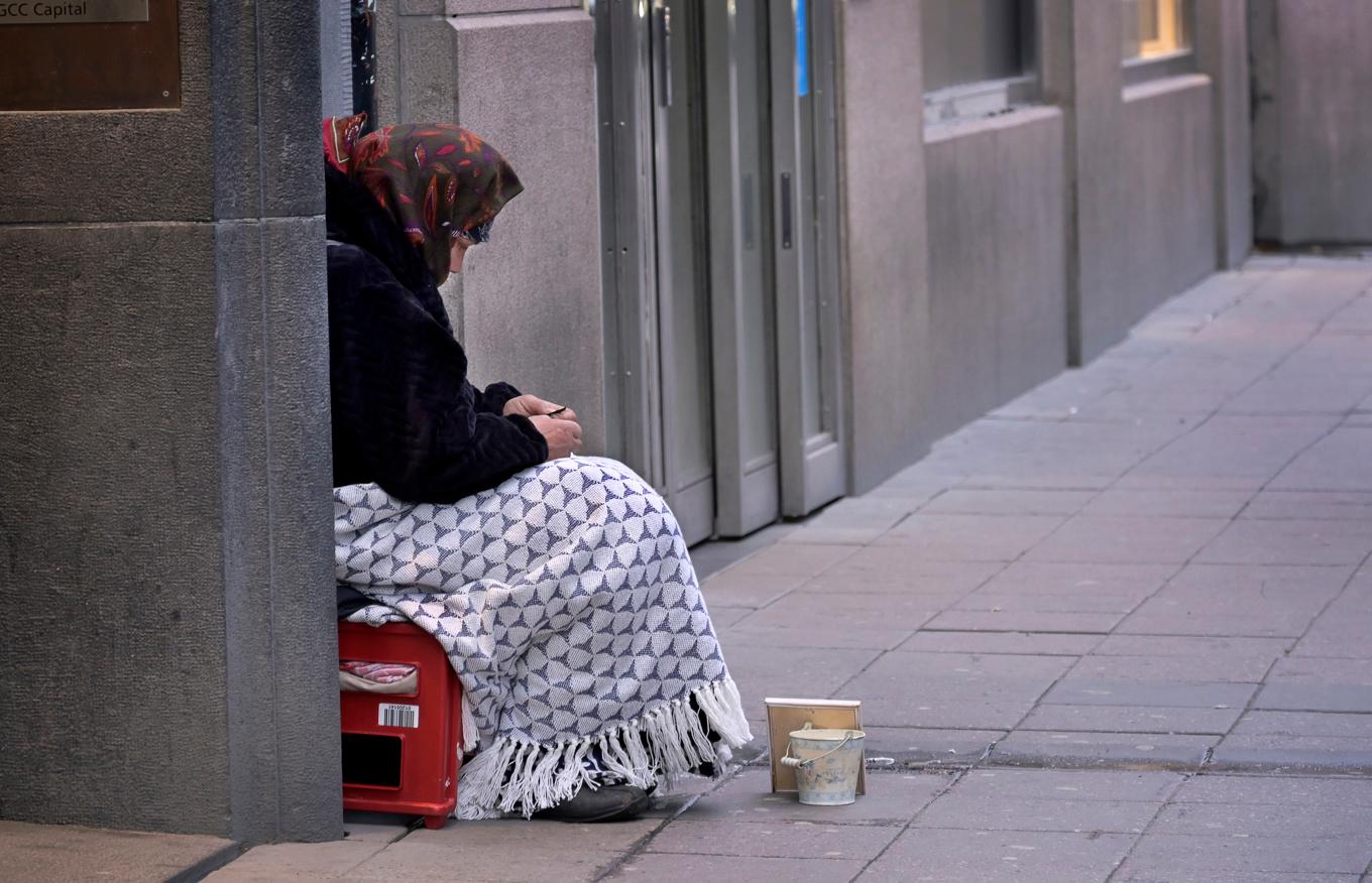 En kvinna tigger vid Hötorget i Stockholm. Arkivbild. Foto: Janerik Henriksson/TT