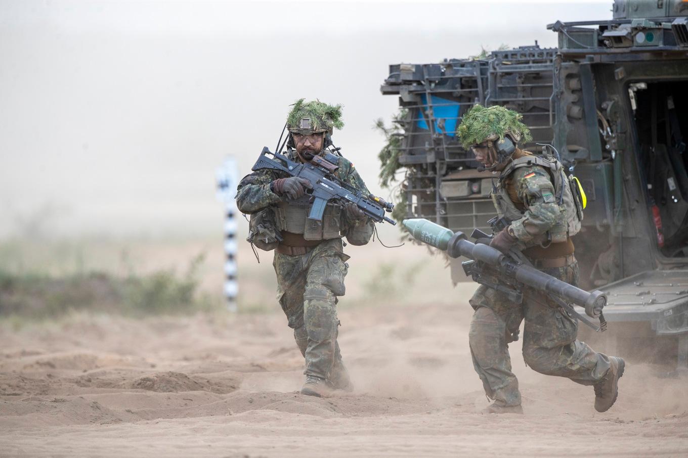 Tyska soldater tränar vid en gemensam tysk-litauisk militärövning norr om Vilnius i fjol. Arkivbild. Foto: Mindaugas Kulbis/AP/TT